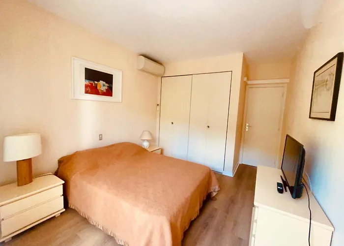 Apartmán Cozy Flat With Terrace And Swimming Pool In